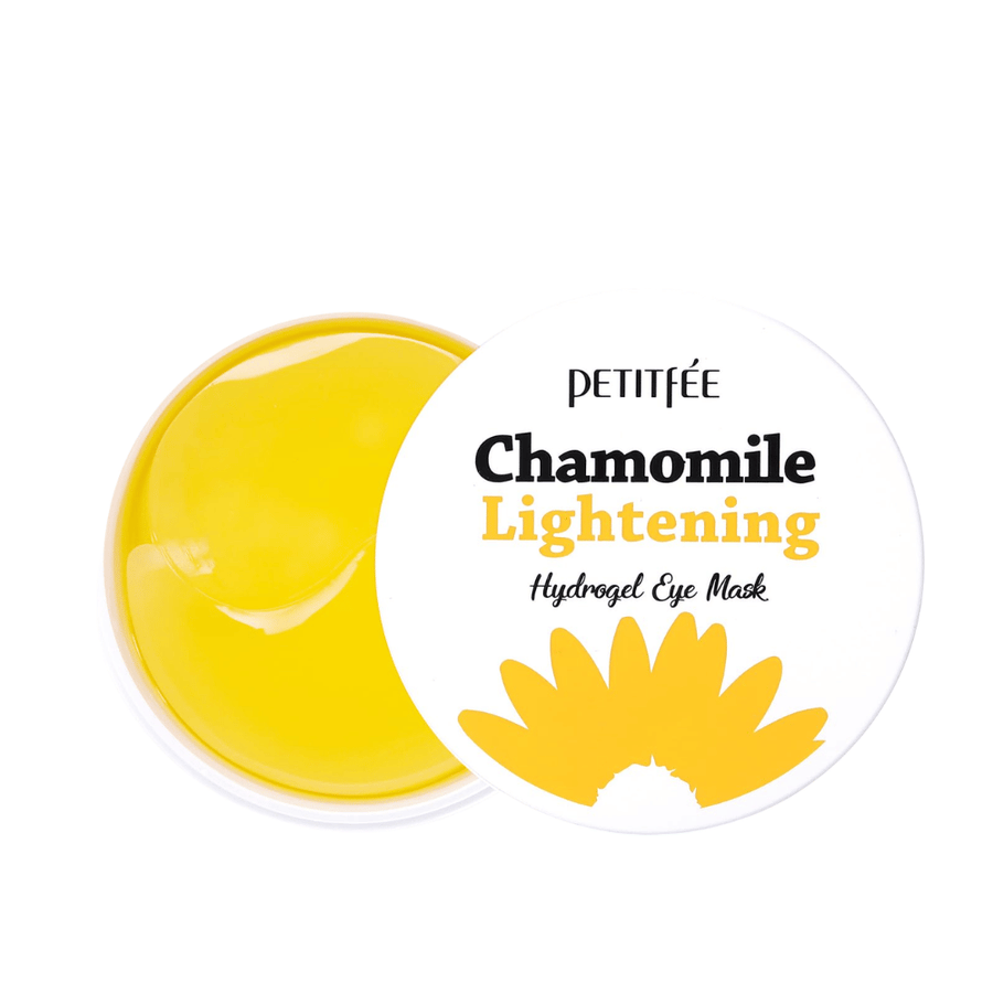 Vrijstaande productafbeelding van PETITFEE Chamomile Lightening Hydrogel Eye Mask met een geopende pot die de gele hydrogel-patches en de strakke witte verpakking toont.