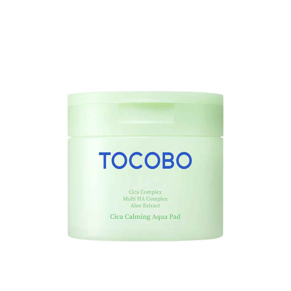 Productafbeelding van TOCOBO Cica Calming Aqua Pad op een witte achtergrond. De verpakking wordt duidelijk getoond met focus op design en productinformatie.