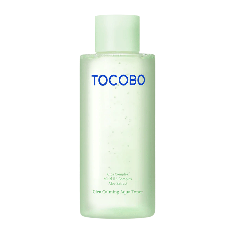 Vrijstaande productafbeelding van TOCOBO Cica Calming Aqua Toner met een minimalistisch lichtgroen ontwerp dat het zuivere en kalmerende gevoel van het product benadrukt.