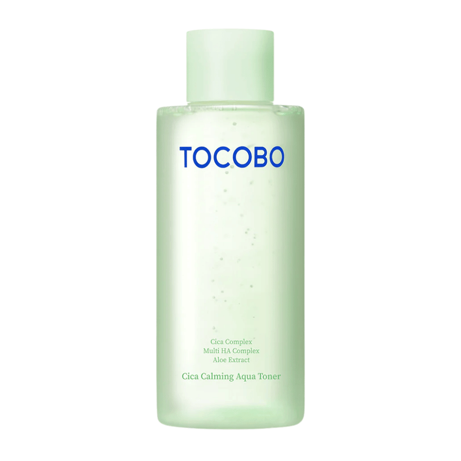 Vrijstaande productafbeelding van TOCOBO Cica Calming Aqua Toner met een minimalistisch lichtgroen ontwerp dat het zuivere en kalmerende gevoel van het product benadrukt.