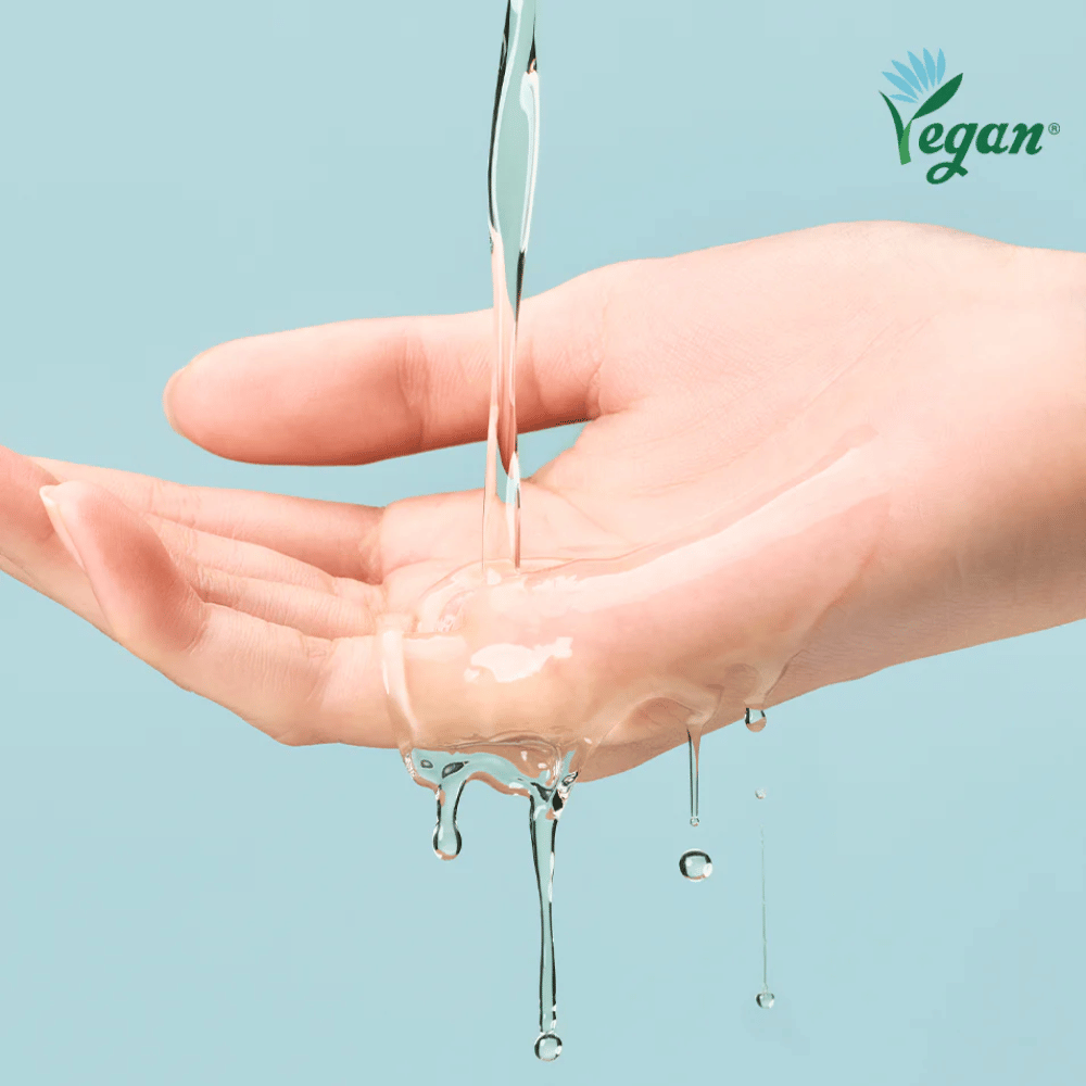 Textuurafbeelding waarin de lichte en waterachtige formule in de hand wordt gedemonstreerd om snelle absorptie en een fris, hydraterend gevoel op de huid te tonen.
