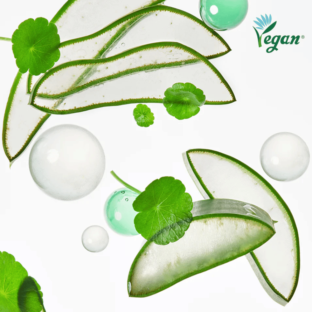 Ingrediëntenafbeelding die kalmerende en hydraterende plantenextracten toont, zoals aloë vera en centella asiatica, samen met veganistische markering en frisse waterbubbels die hydratatie symboliseren.