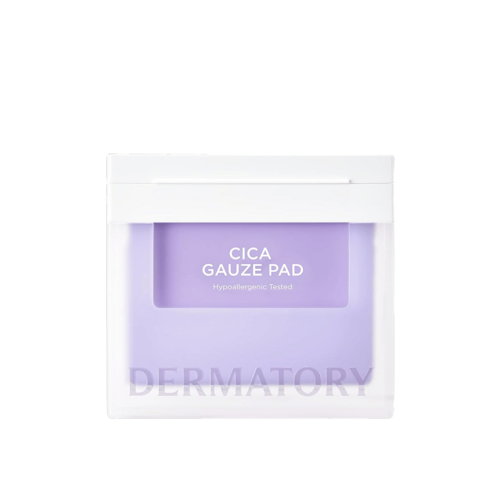 Verpakking van Cica Gauze Pad, hypoallergeen geteste product van Dermatory. Ontworpen om de huid te kalmeren en de barrière te versterken. Paarse en witte minimalistische verpakking.