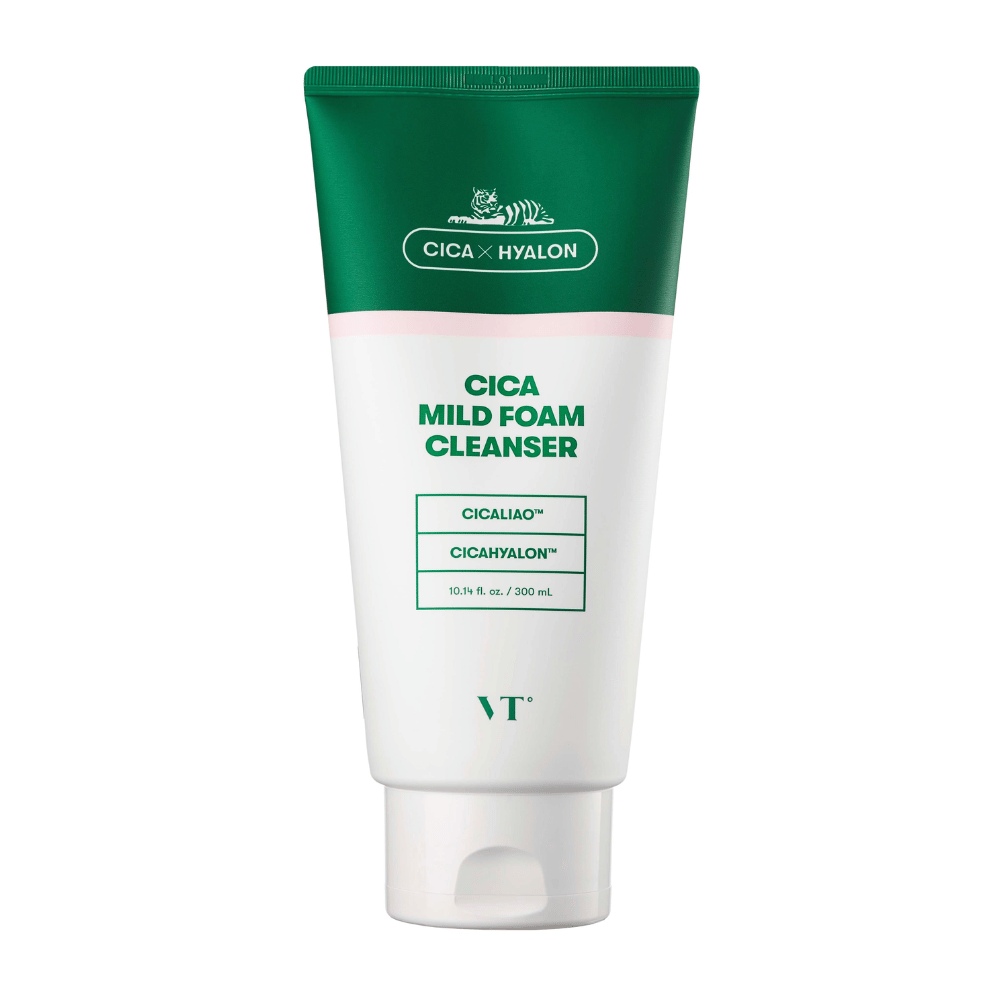 VT Cica Mild Foam Cleanser in een groene en witte tube tegen een witte achtergrond. De verpakking toont de ingrediënten CICALIAO™ en CICAHYALON™, en geeft aan dat het product 300 ml bevat.