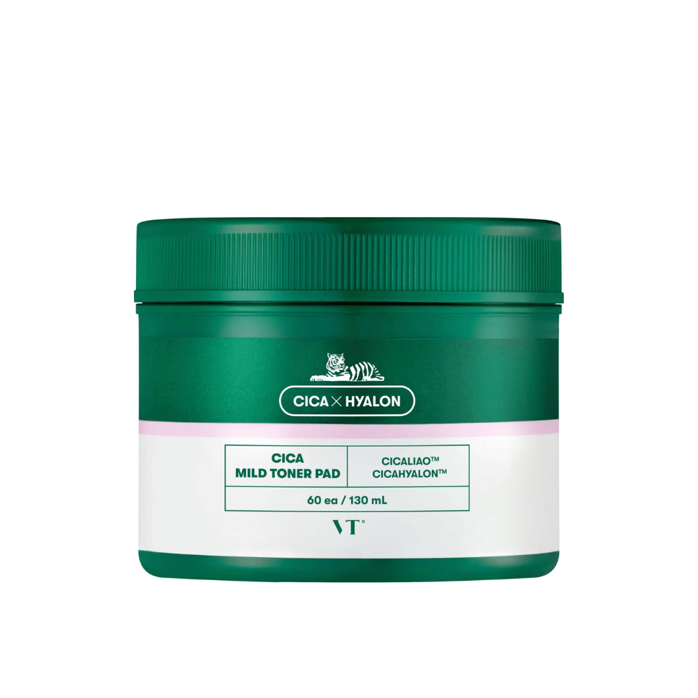 Groene pot met VT Cica Mild Toner Pad, 60 st pads/130 ml, met wit en roze etiket en tijgerlogo tegen een witte achtergrond.