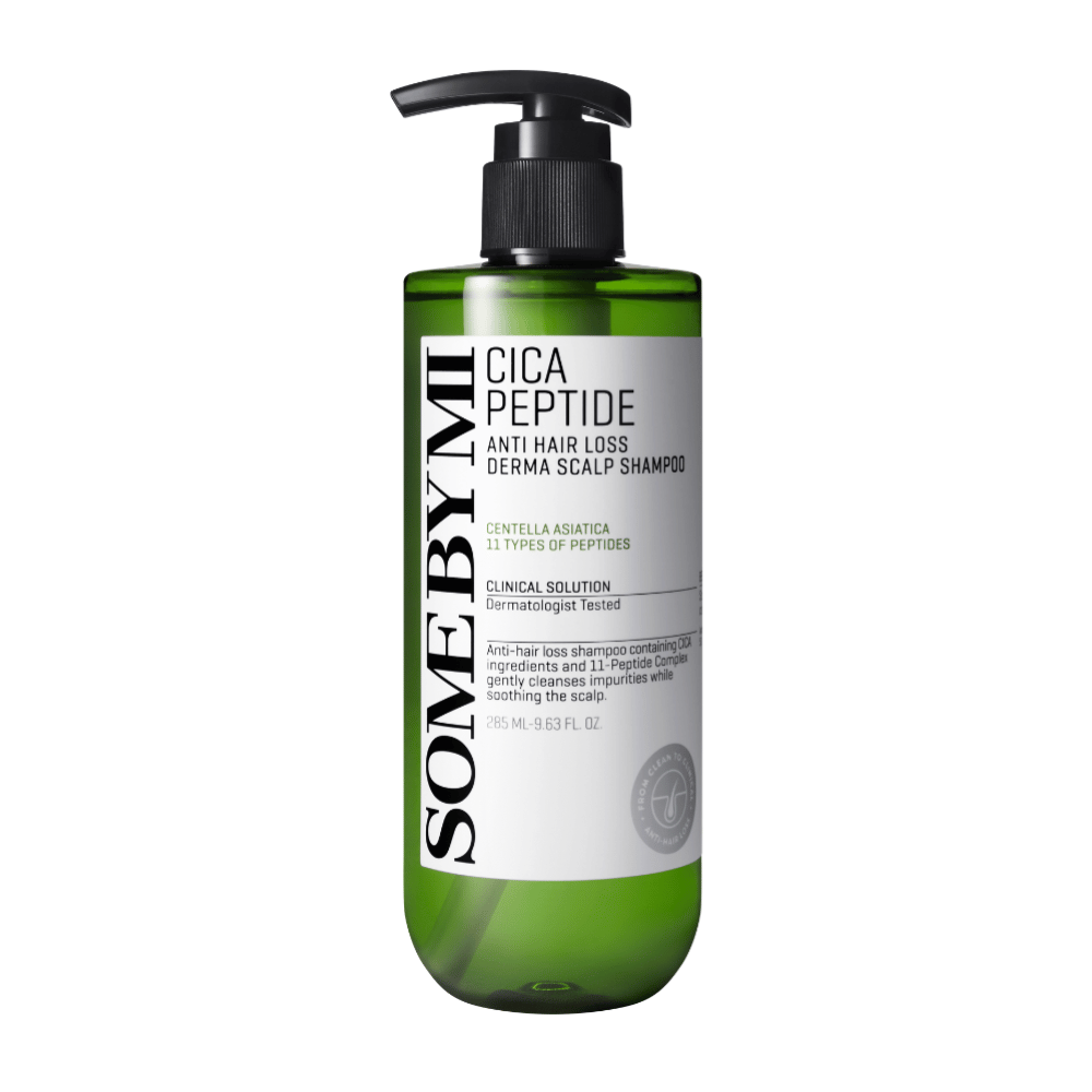 SOME BY MI Cica Peptide Anti Hair Loss Derma Scalp Shampoo in groene plastic fles met zwarte pomp en wit etiket met zwarte tekst.