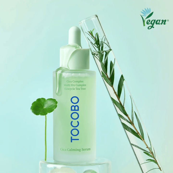 TOCOBO Cica Calming Serum samen met cica-bladeren en tea tree, veganistisch Koreaans serum dat roodheid kalmeert, diep hydrateert en de huid balanceert.