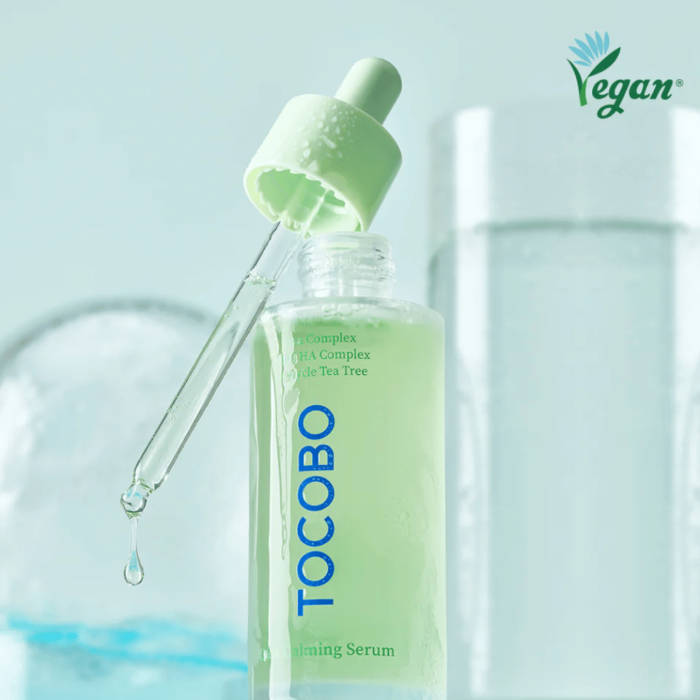 Close-up van TOCOBO Cica Calming Serum met pipet en druppels, hydraterend en kalmerend gezichtserum met cica, multi HA-complex en tea tree voor gevoelige huid.