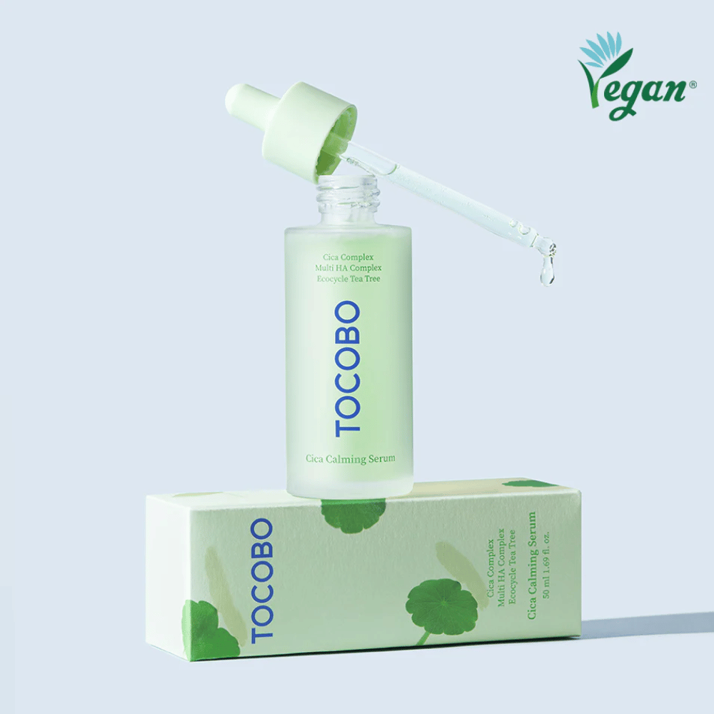 TOCOBO Cica Calming Serum geplaatst op productverpakking met pipet, licht en kalmerend K-beauty serum voor geïrriteerde en acnegevoelige huid, veganistische formule met cica-complex.
