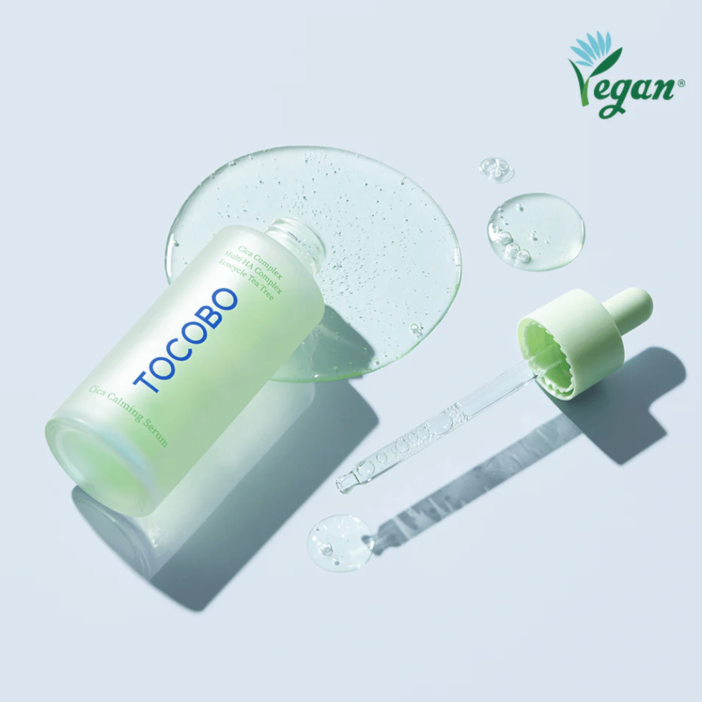 TOCOBO Cica Calming Serum met pipet en geltextuur, veganistisch Koreaans gezichtserum dat gevoelige huid kalmeert en de huidbarrière versterkt met cica, multi hyaluronzuur en tea tree.