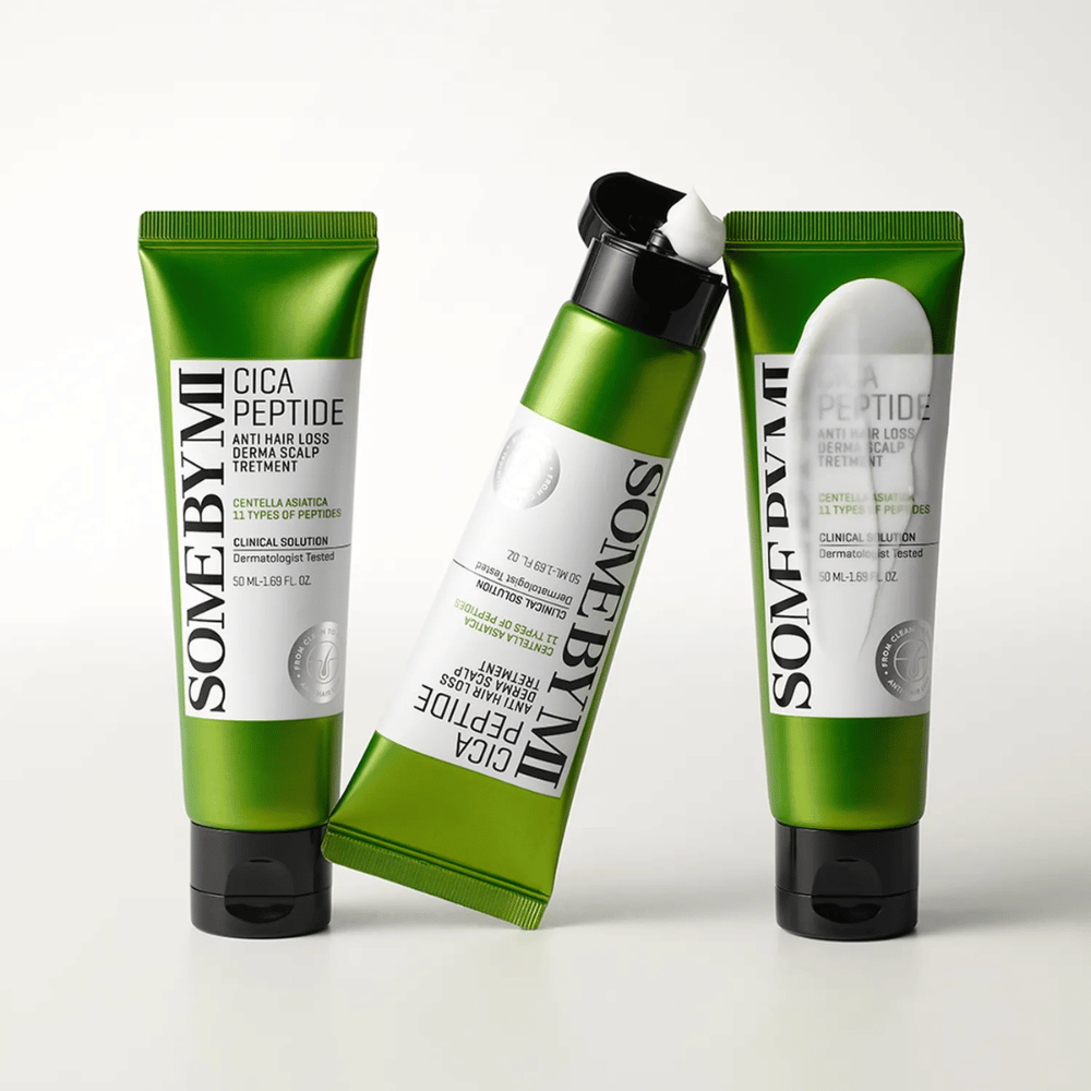 Drie tubes van SOME BY MI Cica Peptide Anti Hair Loss Derma Scalp Treatment in groen en wit, waarvan één tube open is met zichtbare witte crème.