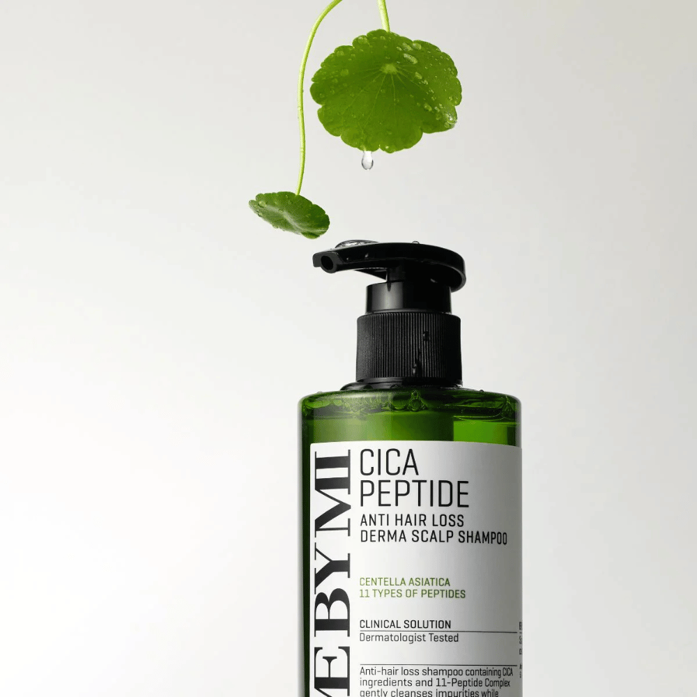 Fles met SOME BY MI Cica Peptide Anti Hair Loss Derma Scalp Shampoo in groen met zwarte pomp en wit etiket, omgeven door centellabladeren en een waterdruppel.