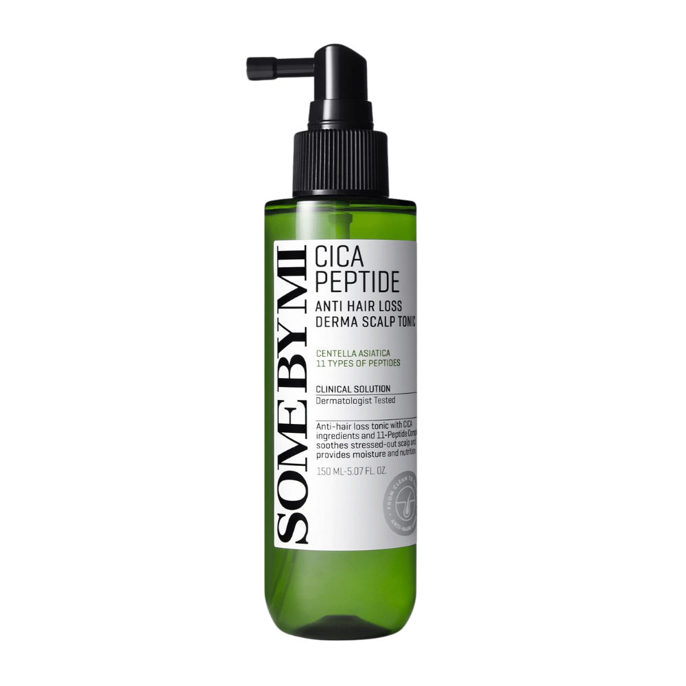 SOME BY MI Cica Peptide Anti Hair Loss Derma Scalp Tonic in een groene fles met zwart spuitmondstuk en wit etiket, getoond tegen een witte achtergrond.