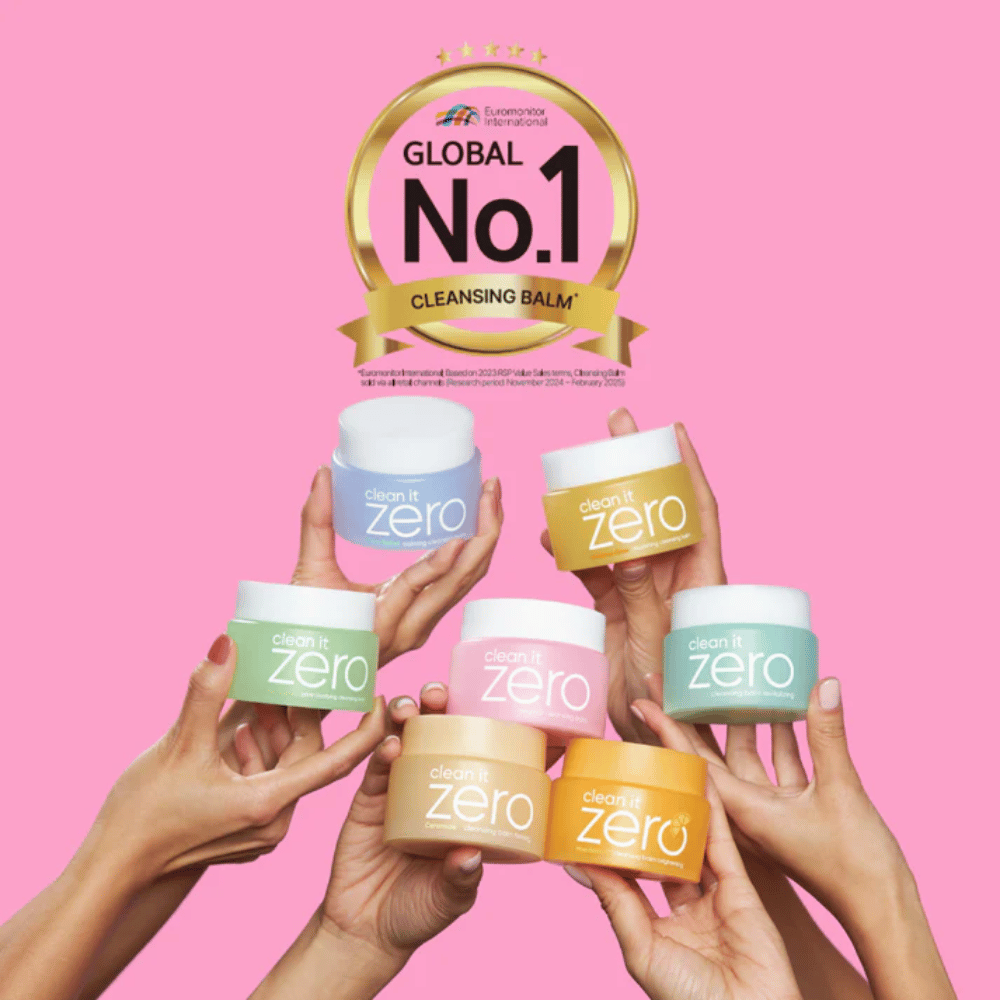 Clean It Zero reinigingsbalsems in verschillende varianten worden omhoog gehouden met label Global No.1 Cleansing Balm, populaire Koreaanse reiniging voor alle huidtypes.