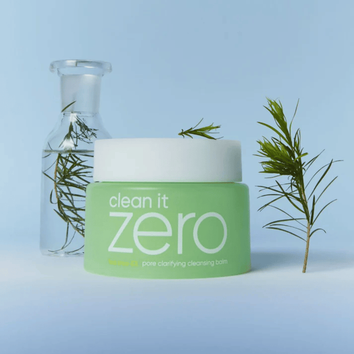 Productafbeelding van Clean It Zero Pore Clarifying Cleansing Balm met tea tree-inspiratie, een reinigingsbalsem die make-up en onzuiverheden oplost terwijl de poriën voorzichtig worden gereinigd.