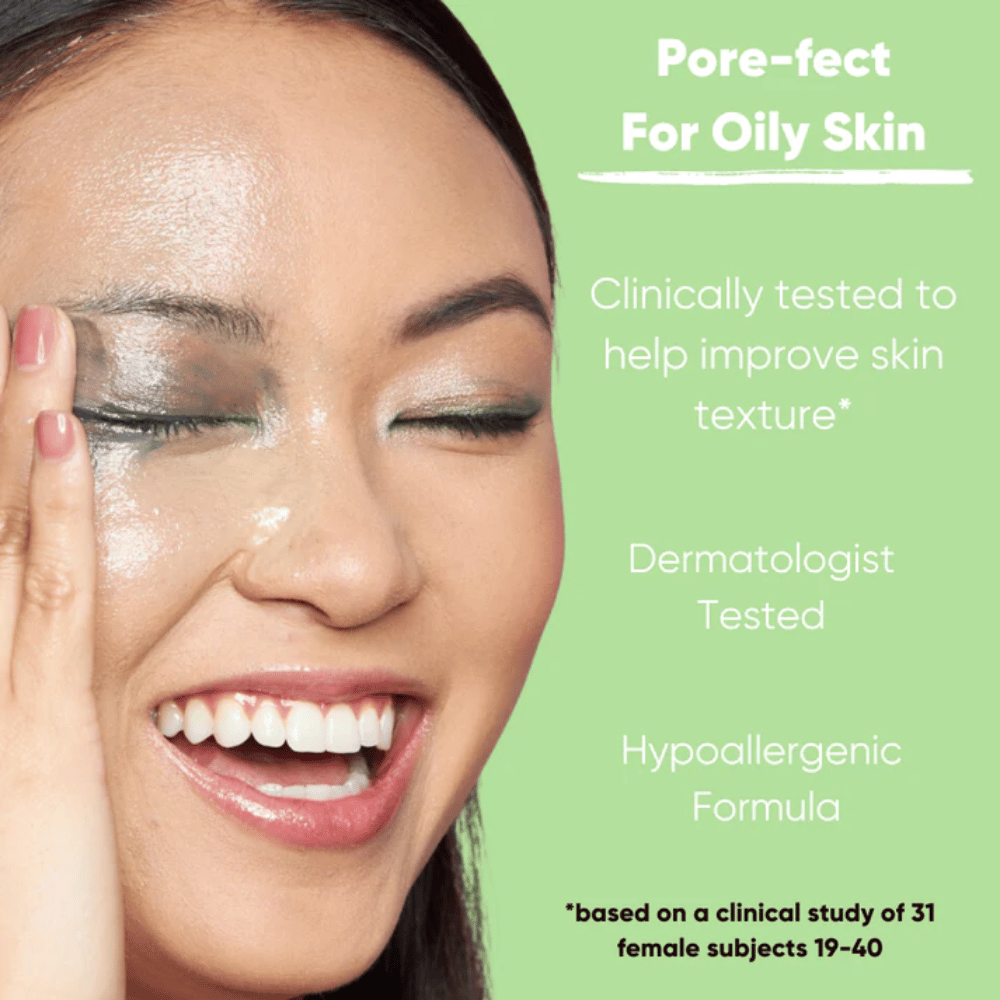 Model met frisse huid die het effect van Clean It Zero Pore Clarifying Cleansing Balm toont, klinisch geteste en hypoallergene formule die de huidstructuur verbetert en geschikt is voor vette huid.