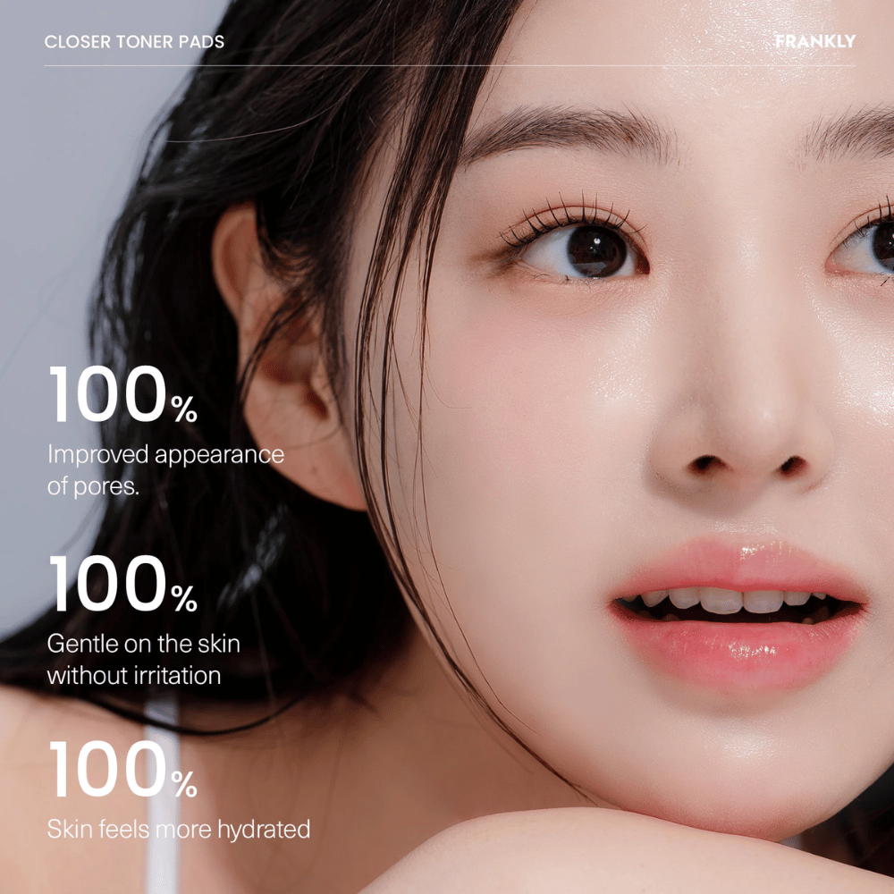 Vrouw met FRANKLY Closer Toner Pads toont resultaat: 100% verbeterde poriestructuur, 100% gehydrateerde huid en 100% zonder irritatie.