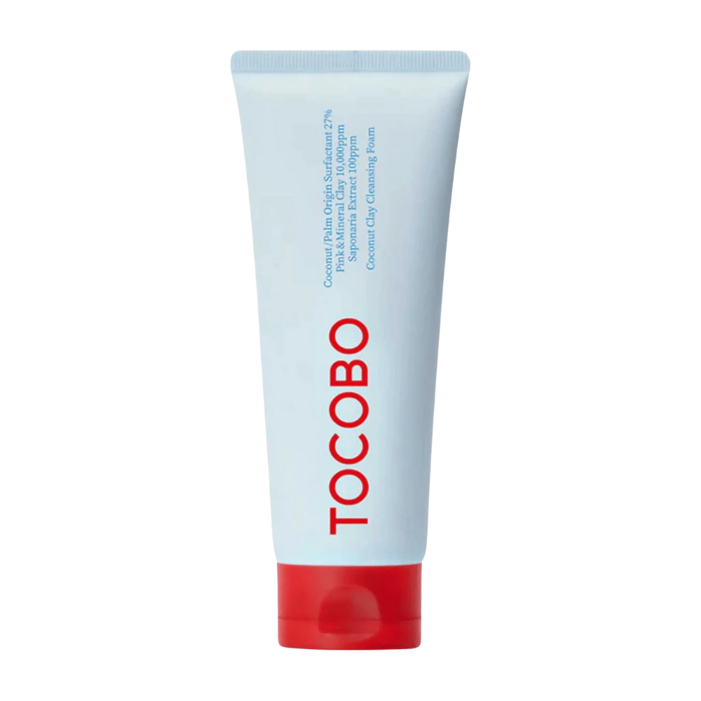 De tube van TOCOBO Coconut Clay Cleansing Foam is zichtbaar. De tube is lichtblauw met een rode dop en de tekst "TOCOBO" in grote letters aan de voorkant. Het product wordt beschreven als een kokosnootklei reinigingsschuim en bevat natuurlijke ingrediënten.