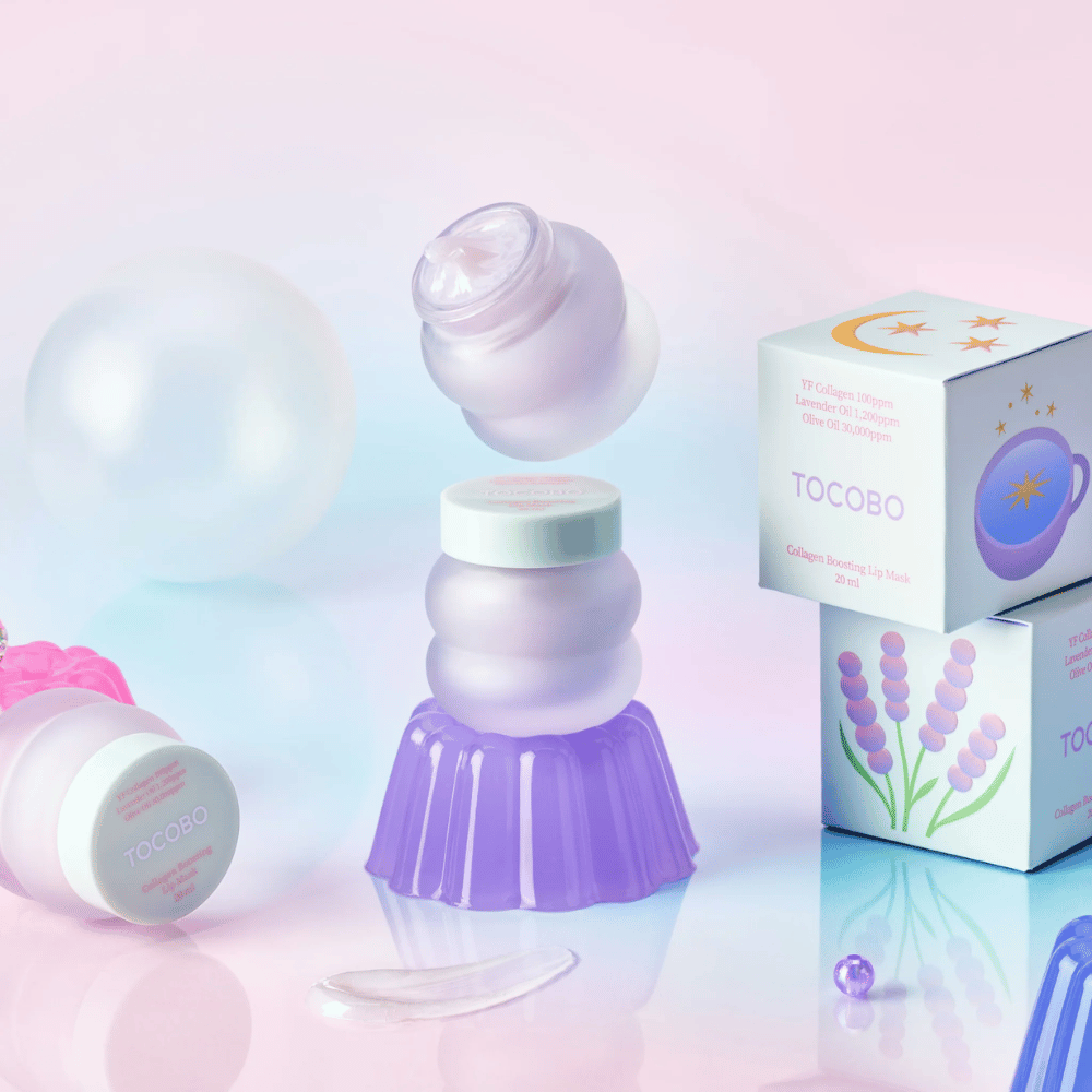 Meerdere potten van TOCOBO Collagen Boosting Lip Mask met fantasierijke achtergrond in pasteltinten.