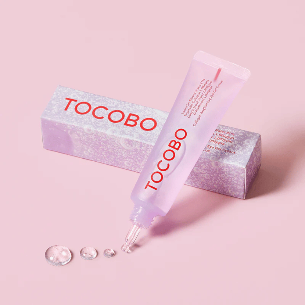 De afbeelding toont een product van TOCOBO, dat een "Collagen Brightening Eye Gel Cream" is. De verpakking is roze met een transparante gel die uit de tube komt. Het product lijkt bedoeld te zijn om het gebied rond de ogen op te lichten en te hydrateren.