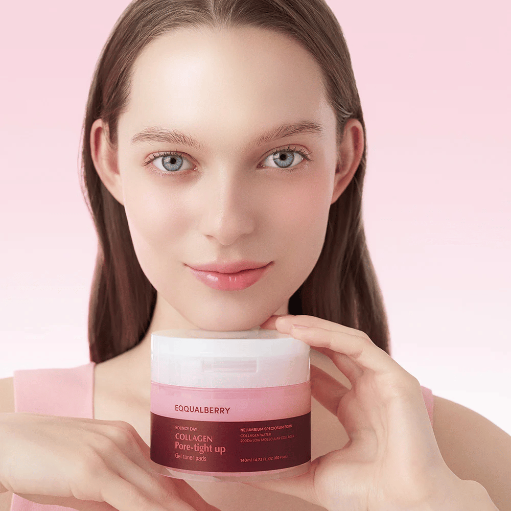 Een vrouw houdt een pot Collagen Pore-Tight Up Gel Toner Pads, met een roze achtergrond en een glimlach. De pot is gemarkeerd met de naam van het product en bevat toner pads om de stevigheid van de huid te verbeteren en de poriegrootte te verminderen.