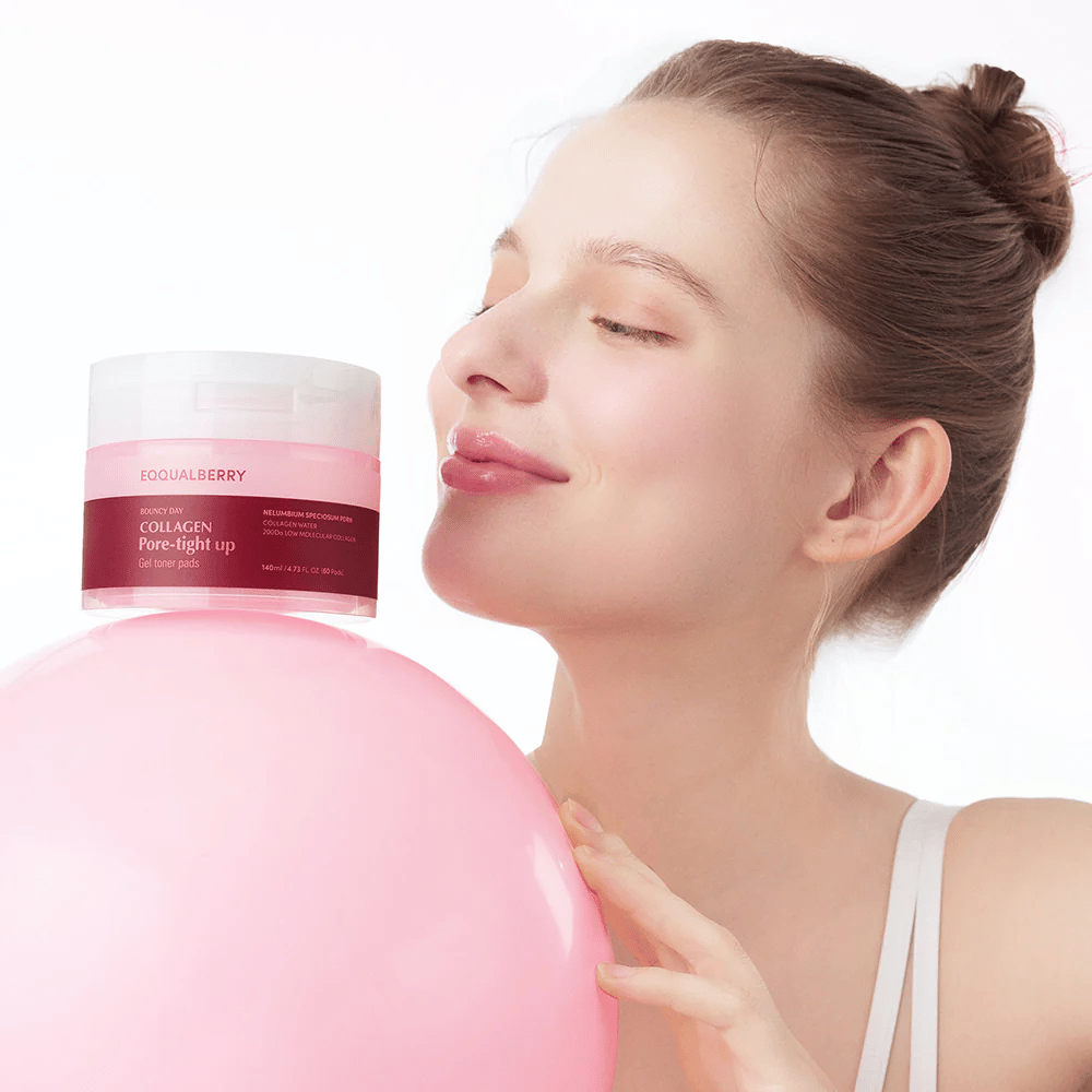 Een vrouw staat met een roze bal en een pot Collagen Pore-Tight Up Gel Toner Pads, terwijl ze lacht en de pot dicht bij haar gezicht houdt. De pot is gemarkeerd met de naam van het product en bevat toner pads die helpen de huid strakker te maken en de poriegrootte te verminderen.