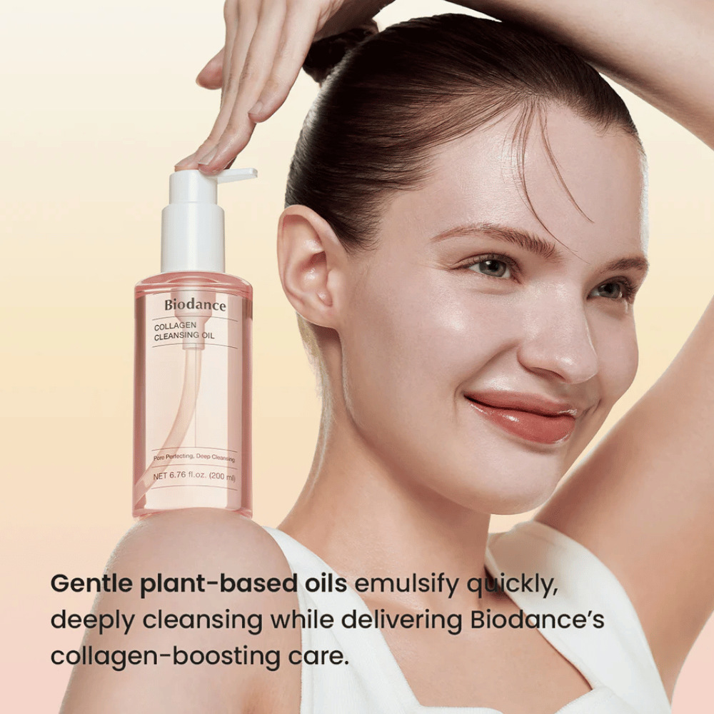 Glimlachende vrouw met stralende huid gebruikt Biodance Collagen Cleansing Oil. Het product wordt duidelijk getoond met tekst over plantaardige oliën en collageenondersteunende reiniging.