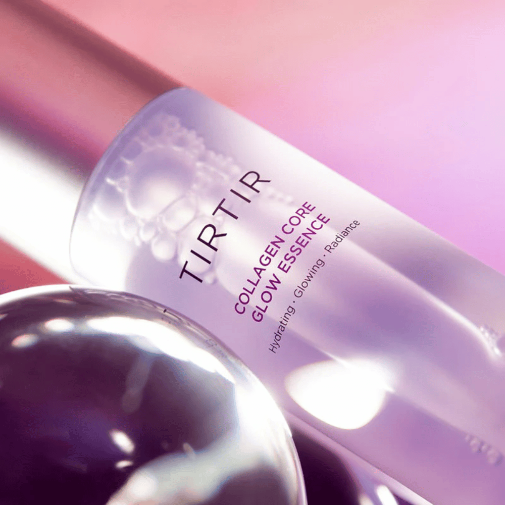 Close-up van TIRTIR Collagen Core Glow Essence – verhelderende essence in een elegante paarse fles met focus op hydratatie en de natuurlijke glans van de huid.