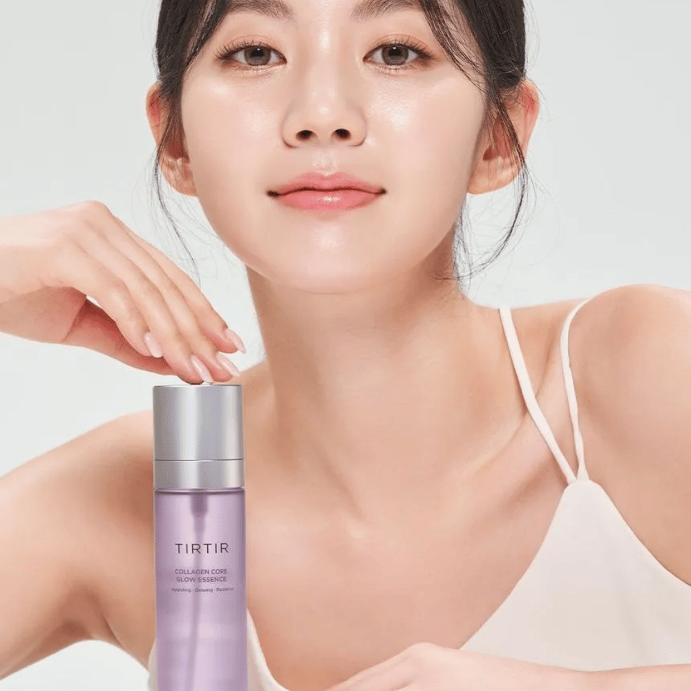 Vrouw met stralende huid poseert met TIRTIR Collagen Core Glow Essence – een verhelderende essence voor een stevigere en gehydrateerde huid.