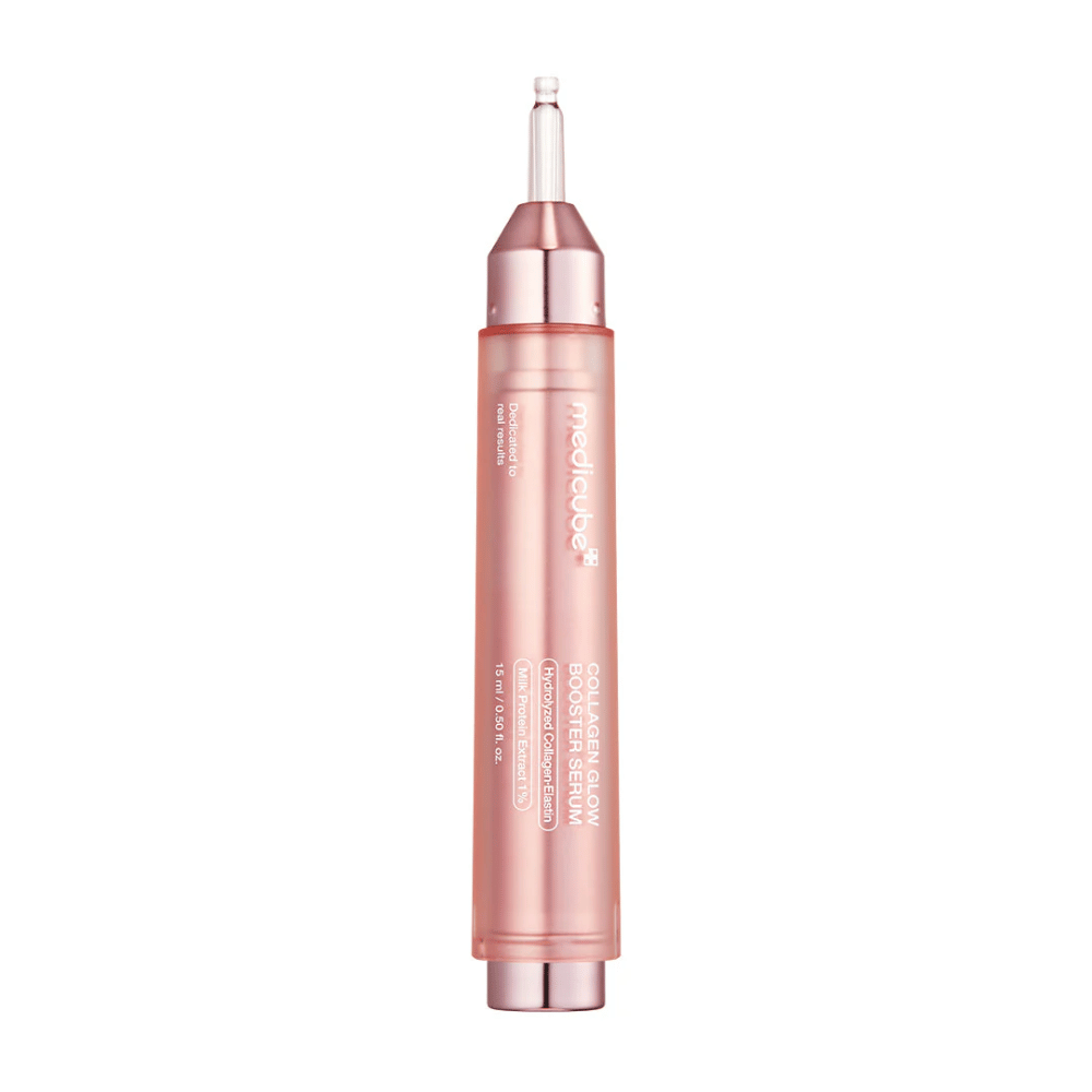 Medicube Collagen Glow Booster Serum is een geavanceerd huidverzorgingsproduct ontworpen om de glans en elasticiteit van de huid te verbeteren. De verpakking is elegant in roze, wat de nadruk legt op het serum dat de huid een jeugdige en stralende gloed geeft.