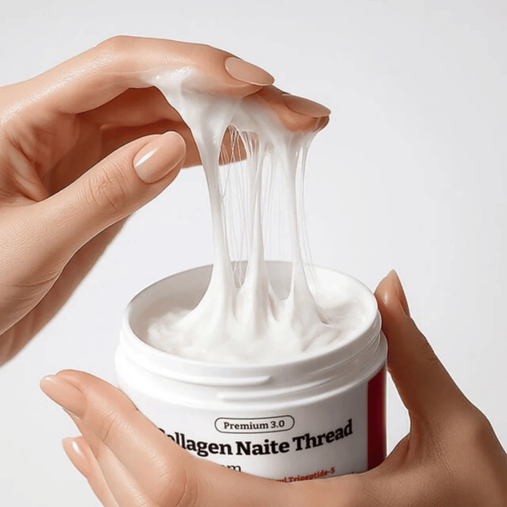 Close-up van MEDIPEEL Collagen Naite Thread Neck Cream Premium 3.0 die een vezelige, elastische crèmetextuur met collageen toont die intensieve hydratatie en stevigere huid op de hals en kaaklijn biedt.