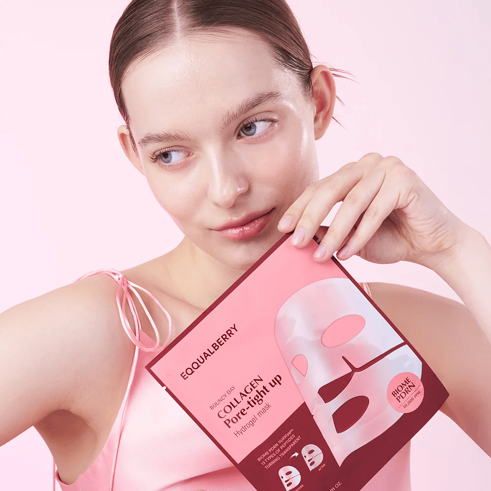 Een vrouw houdt een pakket met het gezichtsmasker Collagen Pore-tight Up Hydrogel Mask voor zich, terwijl ze opzij kijkt met een natuurlijke, frisse huid.