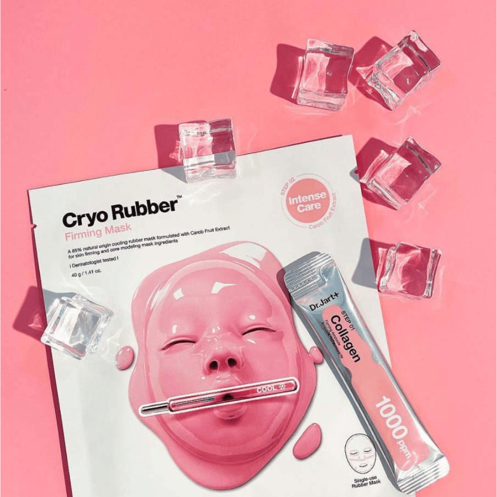 Een Dr.Jart+ productafbeelding van Cryo Rubber™ Firming Mask omringd door ijsblokjes op een roze achtergrond, samen met een tube gemarkeerd "Collagen 1000 ppm".