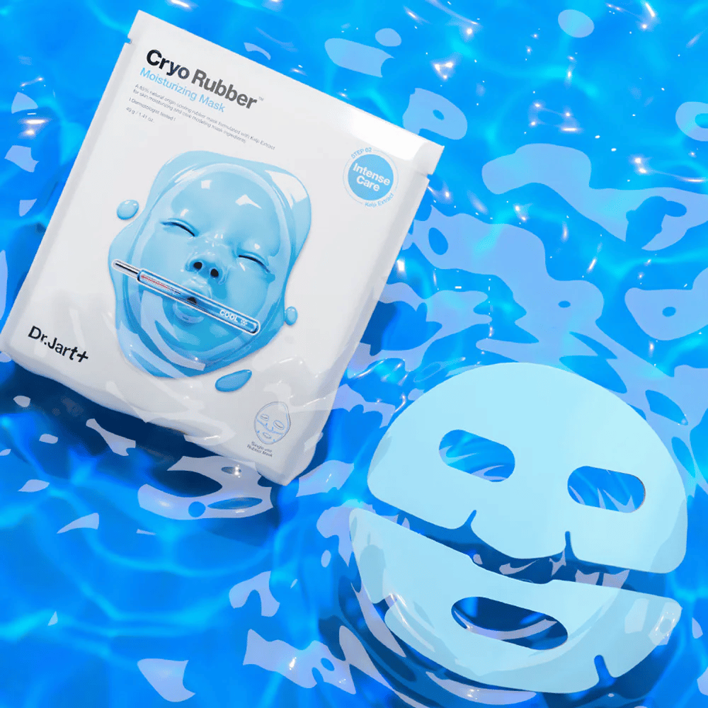 Dr.Jart+ Cryo Rubber Moisturizing Mask in blauwe verpakking ligt op wateroppervlak samen met blauw rubbermasker. Het product wordt benadrukt als intensieve vochtverzorging.