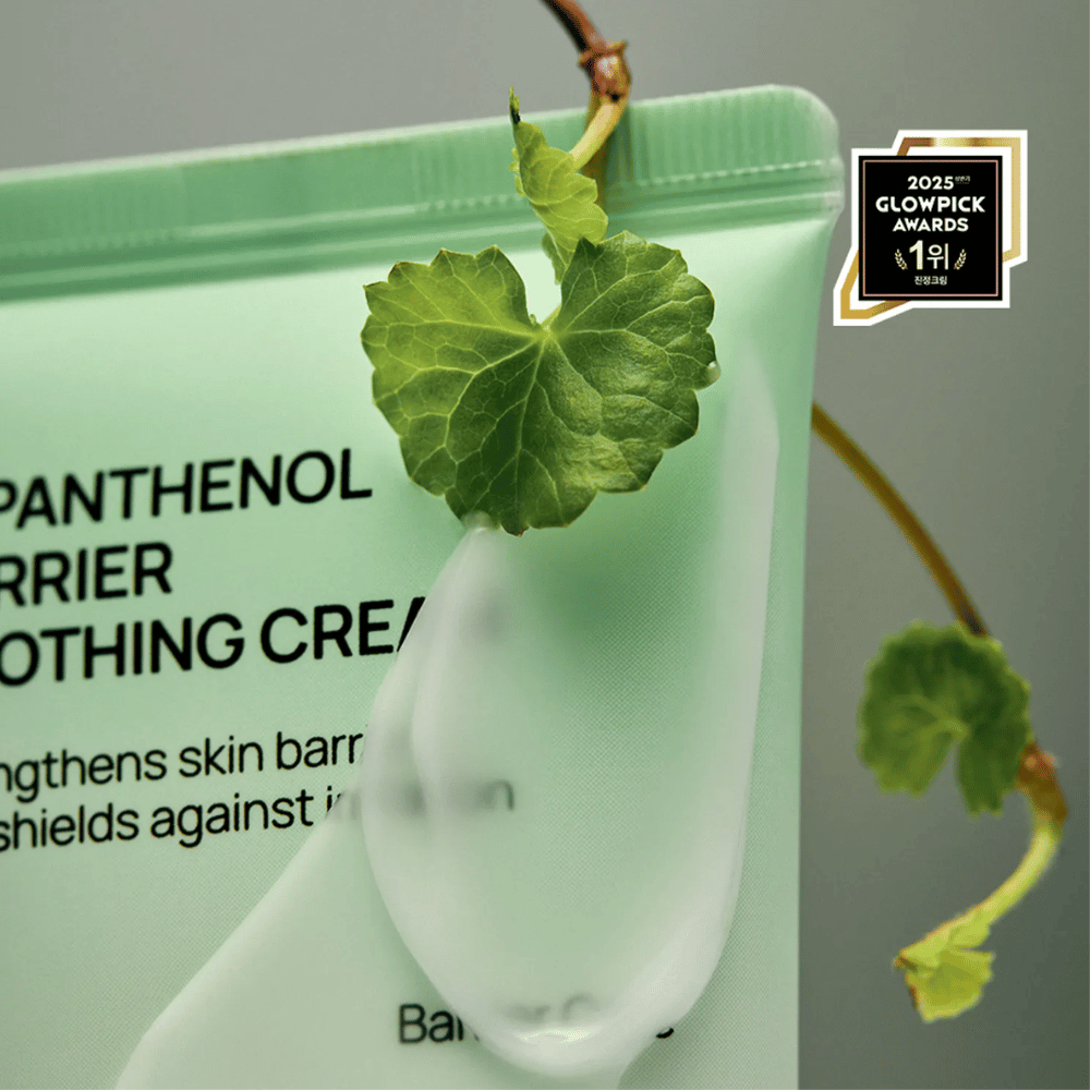 Jumiso D-Panthenol Barrier Soothing Cream met crème en groene plant, benadrukt natuurlijke ingrediënten.