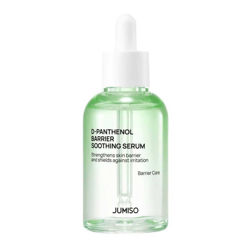 Studiofoto van Jumiso D-Panthenol Barrier Soothing Serum in een groene glazen fles met pipet, tegen een witte achtergrond.