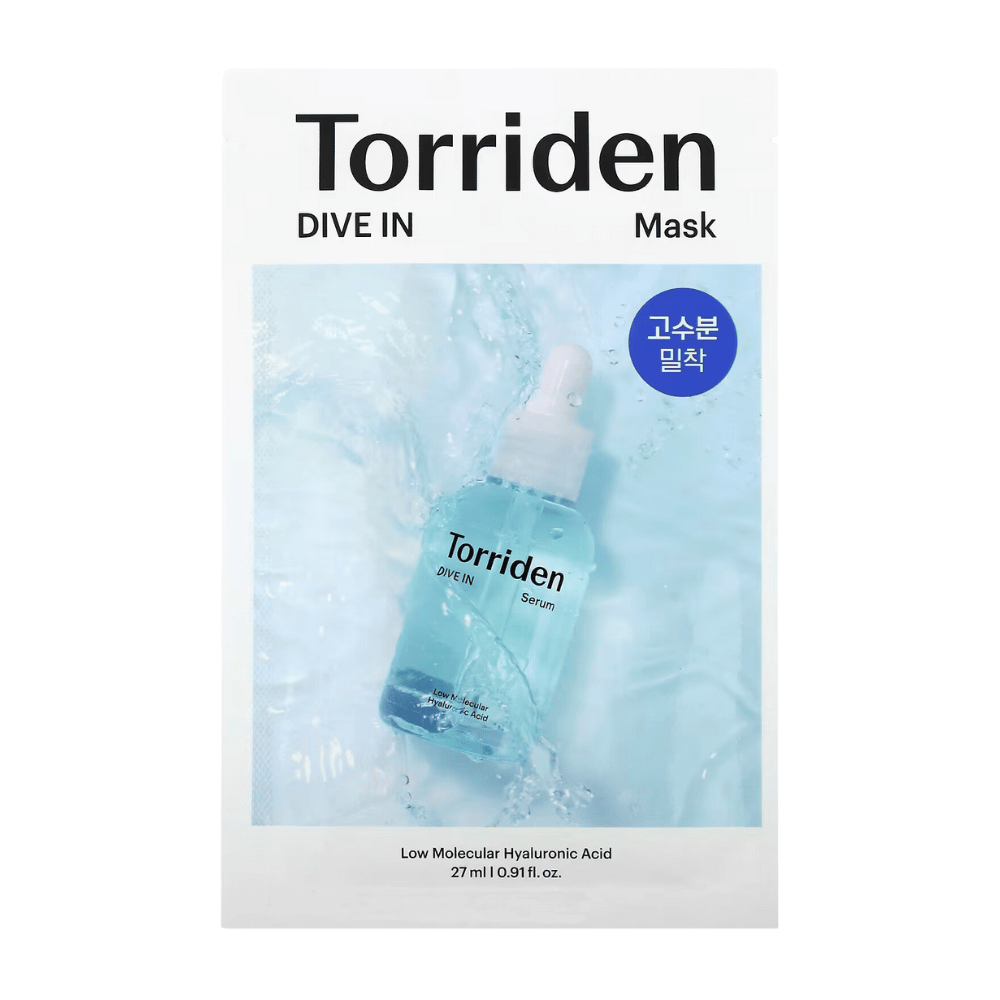 Verpakking van "Torriden Dive In Mask" met hyaluronzuur, waterachtergrond.