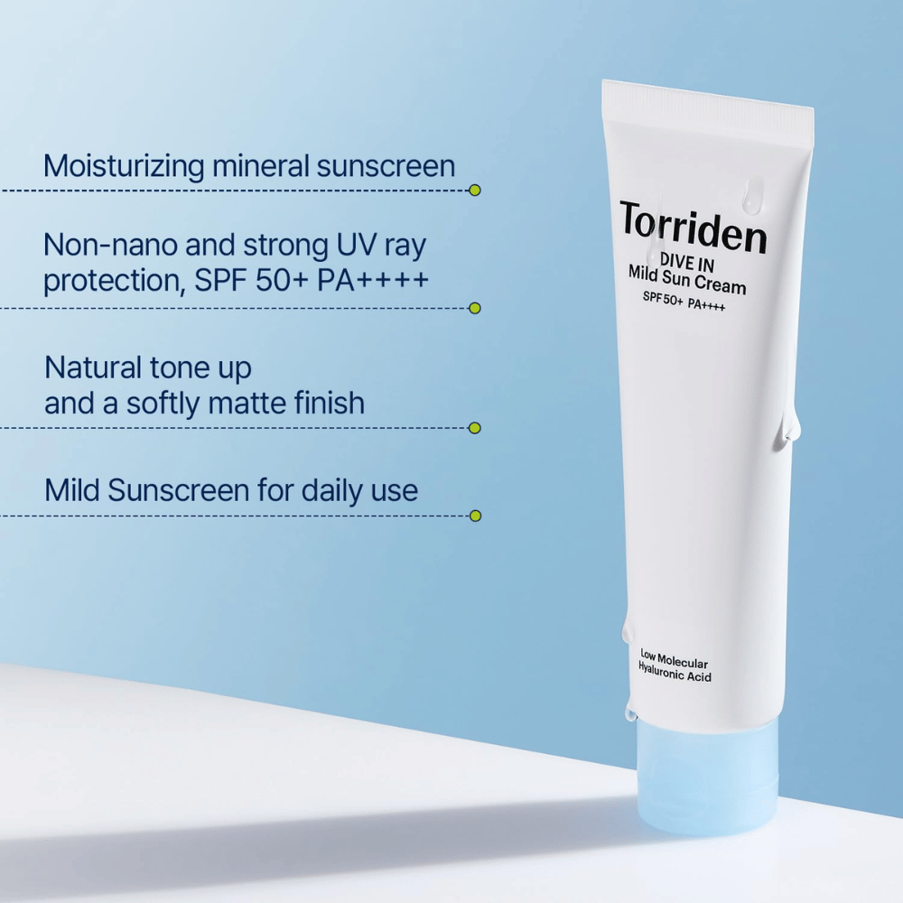 Een tube zonnecrème staat rechtop tegen een lichtblauwe achtergrond met tekst die eigenschappen beschrijft zoals SPF 50+, hydratatie en dagelijks gebruik.