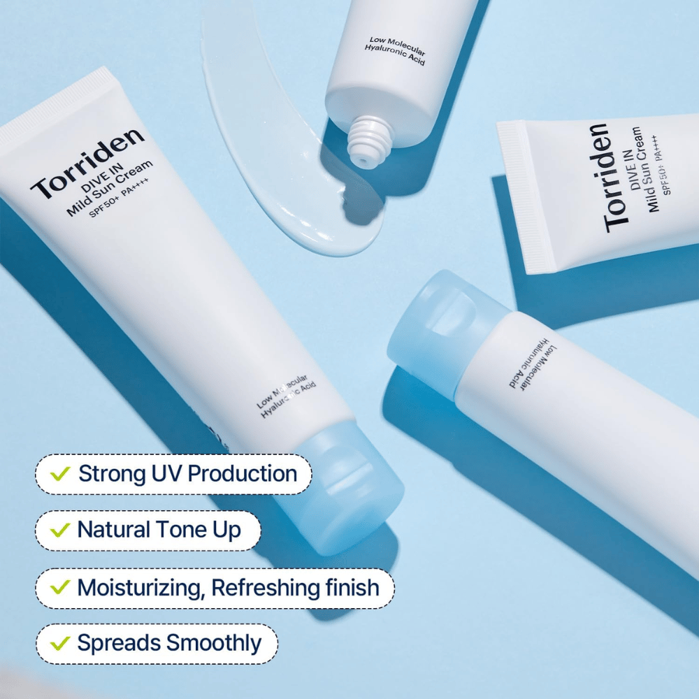 Meerdere tubes van Torriden DIVE-IN Mild Sun Cream liggen verspreid op een blauwe achtergrond met een beetje uitgesmeerd product. Tekst benadrukt voordelen zoals UV-bescherming, hydratatie en gelijkmatige applicatie.