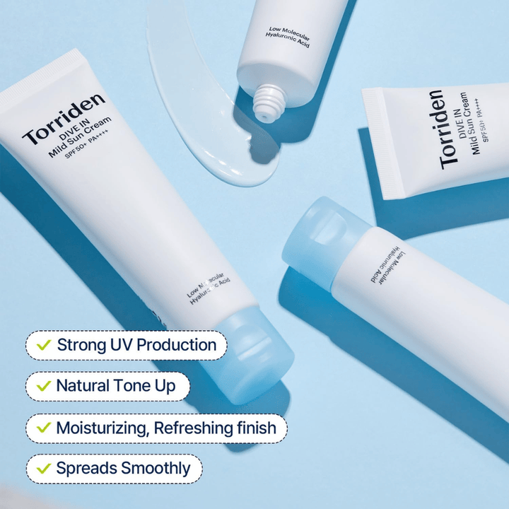 Meerdere tubes van Torriden DIVE-IN Mild Sun Cream liggen verspreid op een blauwe achtergrond met een beetje uitgesmeerd product. Tekst benadrukt voordelen zoals UV-bescherming, hydratatie en gelijkmatige applicatie.