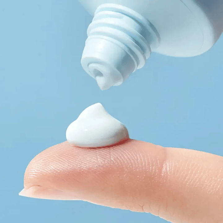 Close-up van Torriden DIVE-IN Moisture Sun Cream met zachte, hydraterende textuur die op de vingertop wordt gedoseerd voor dagelijkse zonbescherming.
