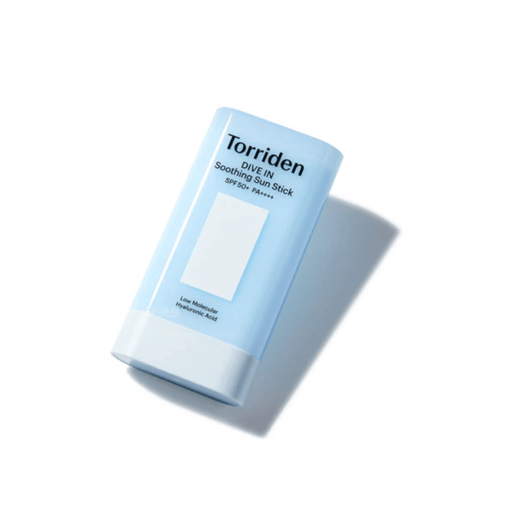 Torriden DIVE IN Soothing Sun Stick SPF50+ PA++++ gefotografeerd vanuit een hoek die het compacte en handige ontwerp benadrukt.