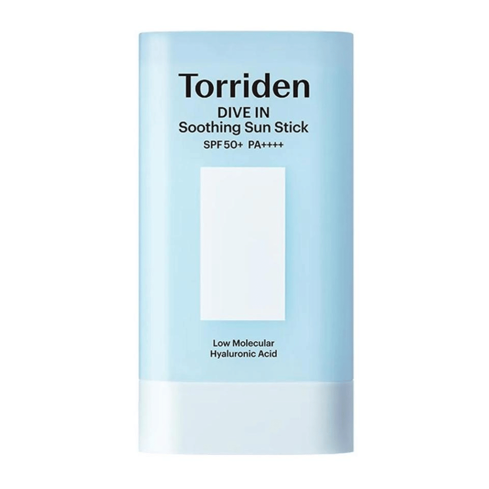 Torriden DIVE IN Soothing Sun Stick SPF50+ PA++++ met hyaluronzuur met laag molecuulgewicht in een lichtblauwe verpakking tegen een neutrale achtergrond.