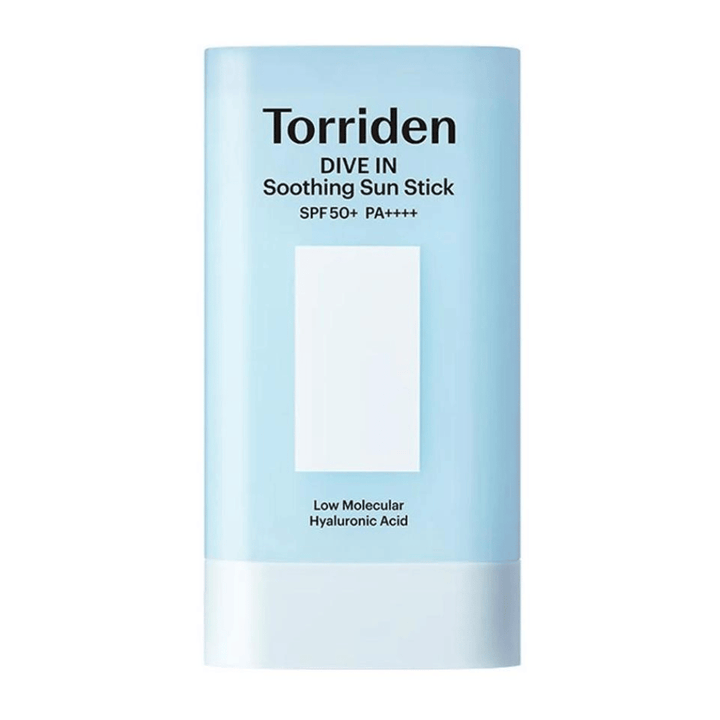Torriden DIVE IN Soothing Sun Stick SPF50+ PA++++ met hyaluronzuur met laag molecuulgewicht in een lichtblauwe verpakking tegen een neutrale achtergrond.