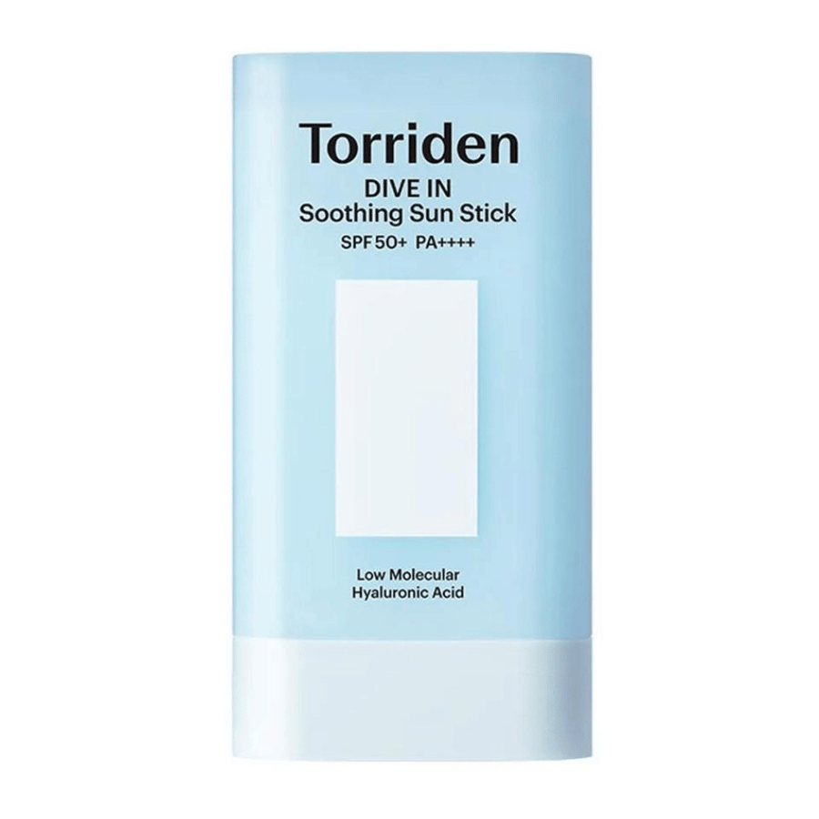 Torriden DIVE IN Soothing Sun Stick SPF50+ PA++++ met hyaluronzuur met laag molecuulgewicht in een lichtblauwe verpakking tegen een neutrale achtergrond.