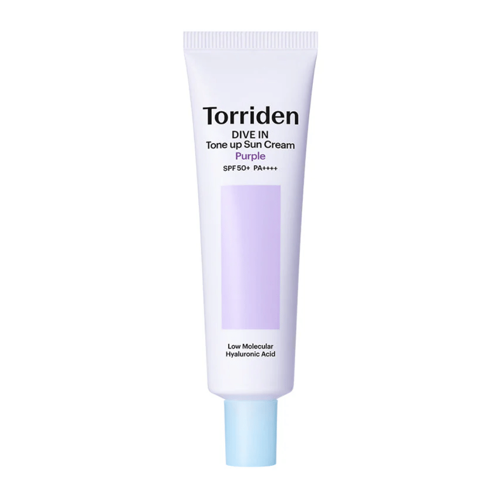 Torriden DIVE IN Tone Up Sun Cream Purple SPF50+ PA++++ in een witte en paarse tube met hyaluronzuur met laag moleculair gewicht tegen een neutrale achtergrond.