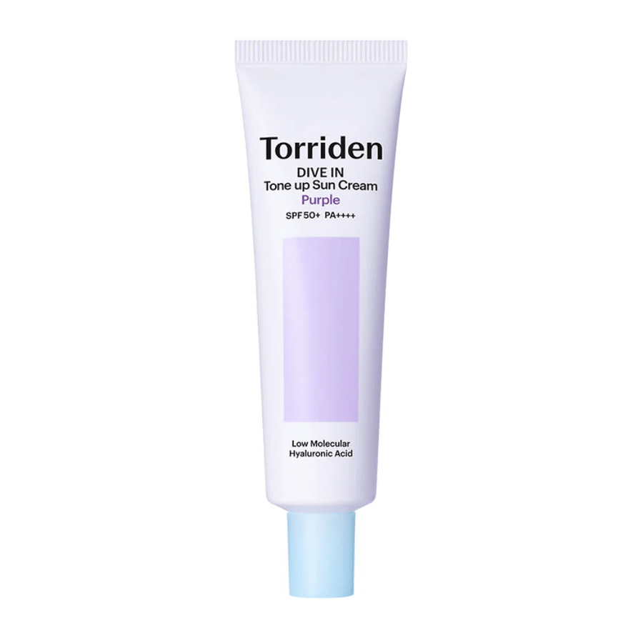 Torriden DIVE IN Tone Up Sun Cream Purple SPF50+ PA++++ in een witte en paarse tube met hyaluronzuur met laag moleculair gewicht tegen een neutrale achtergrond.