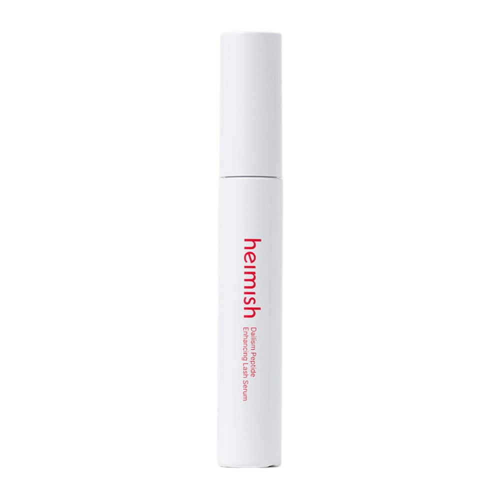 Productafbeelding van Heimish Dailism Peptide Enhancing Lash Serum tegen een lichte achtergrond. Het wimperverzorgende serum wordt gepresenteerd in een stijlvolle witte verpakking met focus op dagelijkse verzorging en een versterkend effect voor de wimpers.