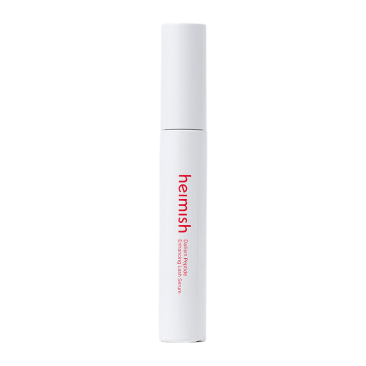 Productafbeelding van Heimish Dailism Peptide Enhancing Lash Serum tegen een lichte achtergrond. Het wimperverzorgende serum wordt gepresenteerd in een stijlvolle witte verpakking met focus op dagelijkse verzorging en een versterkend effect voor de wimpers.