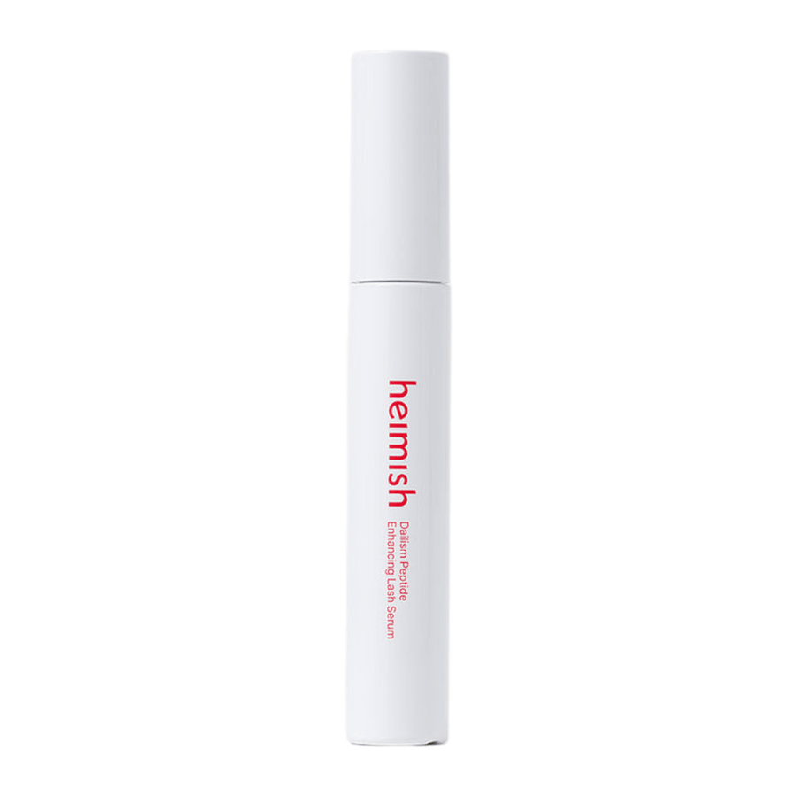 Productafbeelding van Heimish Dailism Peptide Enhancing Lash Serum tegen een lichte achtergrond. Het wimperverzorgende serum wordt gepresenteerd in een stijlvolle witte verpakking met focus op dagelijkse verzorging en een versterkend effect voor de wimpers.